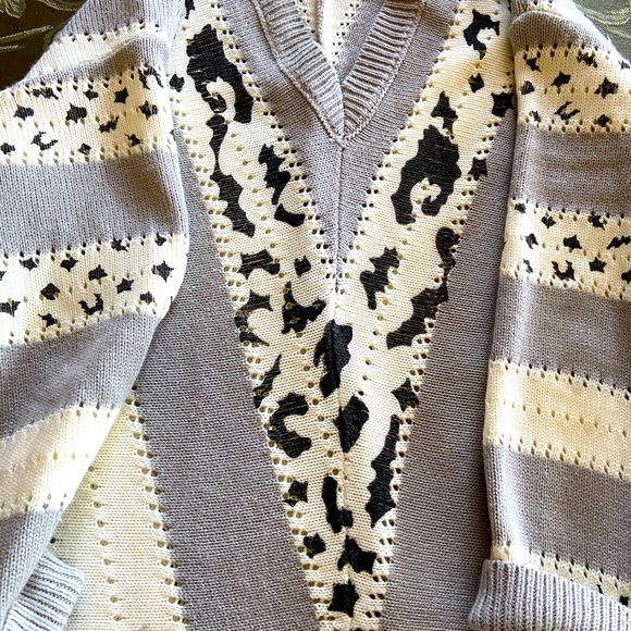 Fun print grey , black and cream colored sweater - Picture 2 of 4